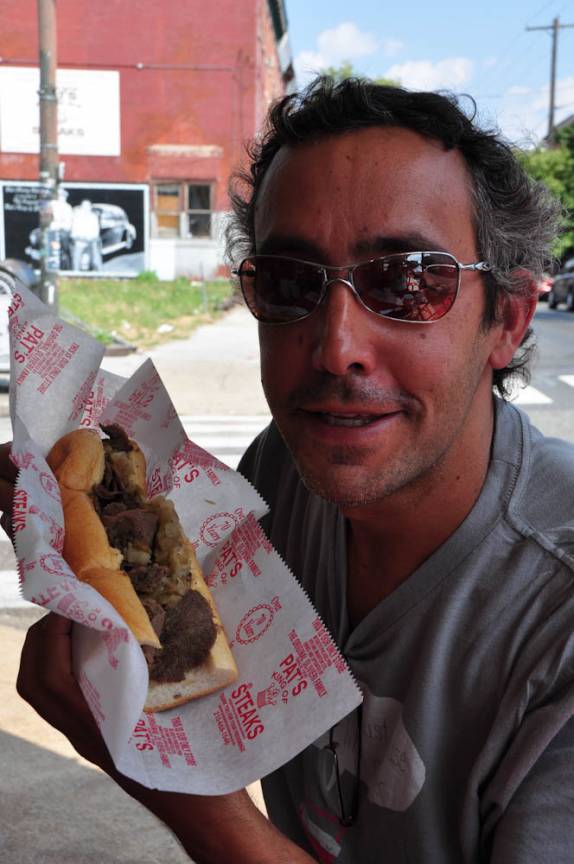 Comendo um delicioso Cheese Steak em Philadelphia, na Pennsylvania, nos Estados Unidos